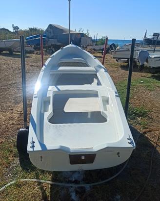 Barca lancia in vetroresina metri 4,10