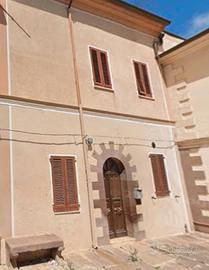 Ittiri. Terratetto su tre livelli con cortile