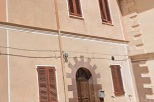 Ittiri. Terratetto su tre livelli con cortile