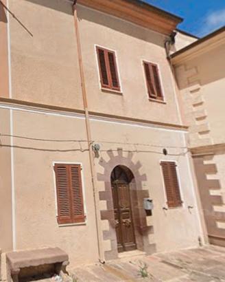 Ittiri. Terratetto su tre livelli con cortile