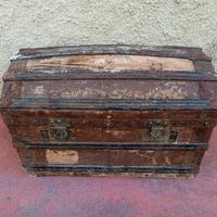 antico baule in legno e metallo