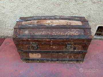 antico baule in legno e metallo