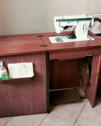 Macchina da cucire con mobile 