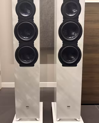 ELAC FS 249.3 Bianche + Isoacoustics Gaia 2