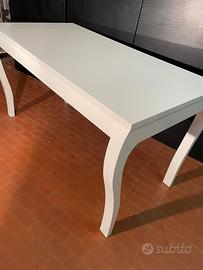 Tavolo con gambe barocche