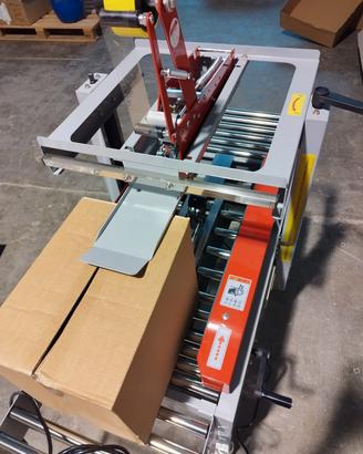 Nastratrice semiautomatica per scatole