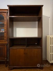 Mobile TV in kegno con ripiani e ante