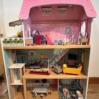 Casa  bambole in legno con accessori e personaggi