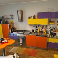 Cucina di design in vetro con elettrodomestici 