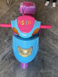 Piccola Vespa elettrica bambina