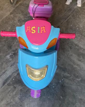Piccola Vespa elettrica bambina