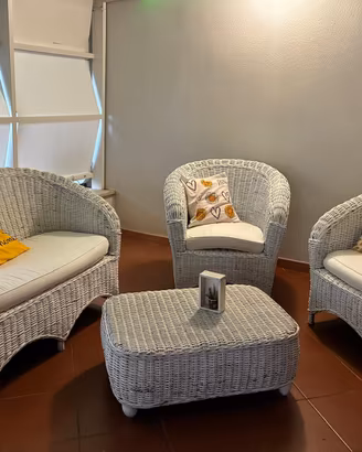 Set in vimini bianco Divano, 2 poltrone e tavolino