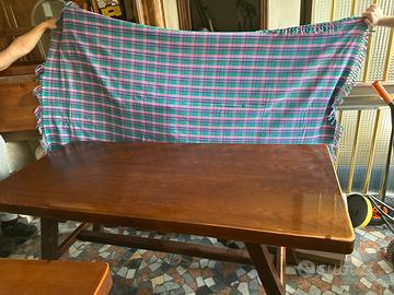 Tavolo in legno con panche