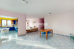 AMPIO APPARTAMENTO IN VILLA CON TERRAZZO, TAVERNA