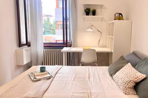 Stanza matrimoniale con utenze e servizi inclusi