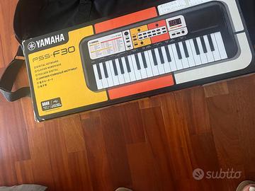 Pianola Yamaha pss f30