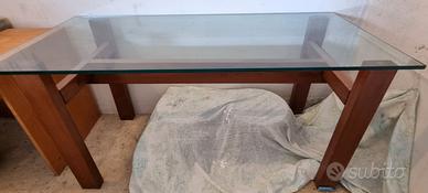 Tavolo con piano in cristallo