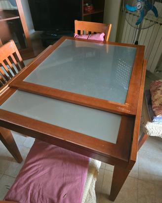 sala da pranzo con 4 sedie e tavolo 