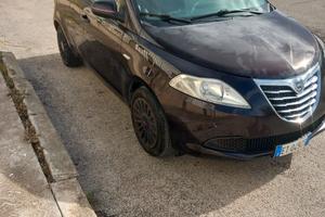 Lancia Ypsilon elefantino london paris