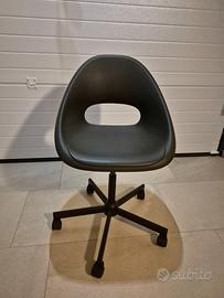 Scrivania in vetro più sedia con ruote