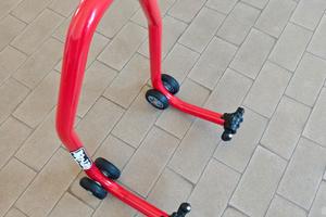 Cavalletto anteriore per moto con supporti
