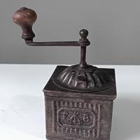 vecchio macinacaffè F B tre spade