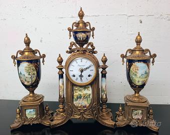 Trittico orologio a pendolo e vasi