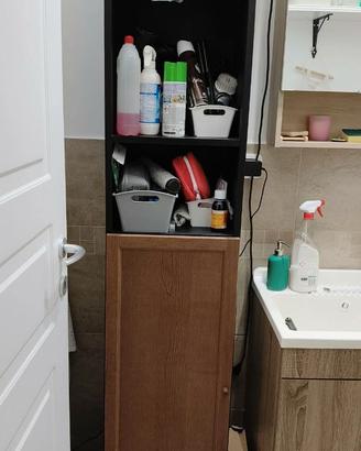 Mobili Ikea con ante e comodini