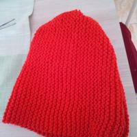 Capello di lana fatto a mano rosso