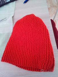 Capello di lana fatto a mano rosso
