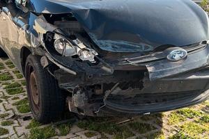 Ford Fiesta Incidentata 500 euro