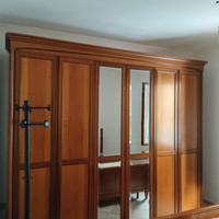 Armadio vintage con coppia di comodini abbinati –