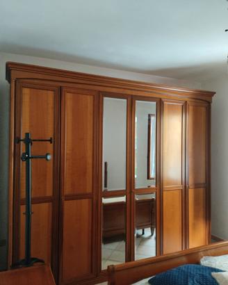 Armadio vintage con coppia di comodini abbinati –