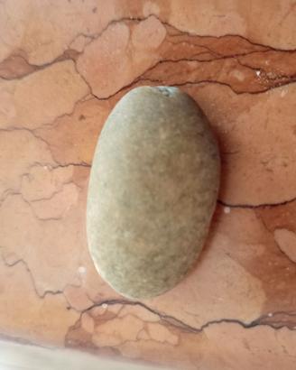 Pietra uovo zen grigio verde meditazione mano