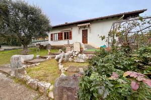 Villa Singola con cortile per Laboratorio Lavoro e