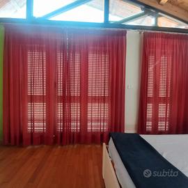 Tende in misto lino e seta
Colore rosso