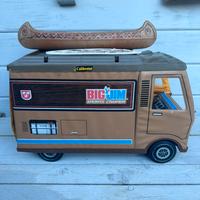 Camper Big Jim con surf e canoa indiana