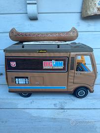 Camper Big Jim con surf e canoa indiana
