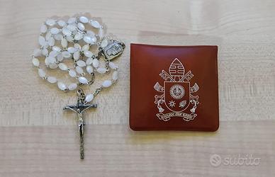 Rosario consegnato e benedetto da Papa Francesco