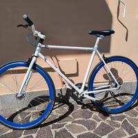 Bicicletta scatto fisso