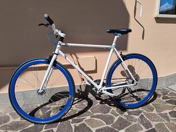 Bicicletta scatto fisso