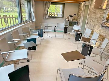 Tavoli + Sedie + Cestini cromati  + Scrittoio