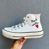 Converse bianche alte con para e dettagli sui lati