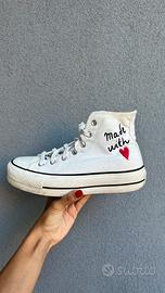 Converse bianche alte con para e dettagli sui lati