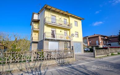 Ampio Appartamento in Bifamiliare con Cortile e Gi