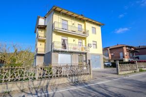 Ampio Appartamento in Bifamiliare con Cortile e Gi