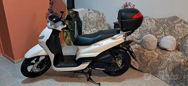 Scooter Peugeot tweet 200