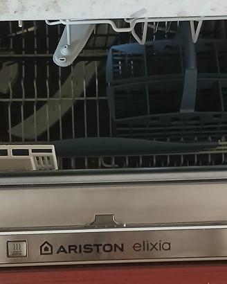 lavastoviglie ad incasso Ariston come nuova
