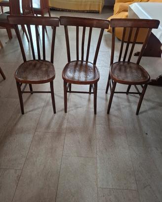tre sedie in legno