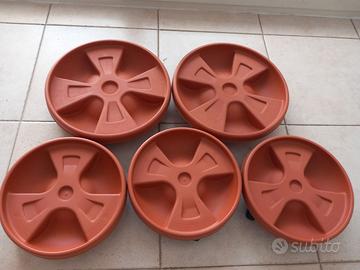 Sottovasi in plastica con ruote